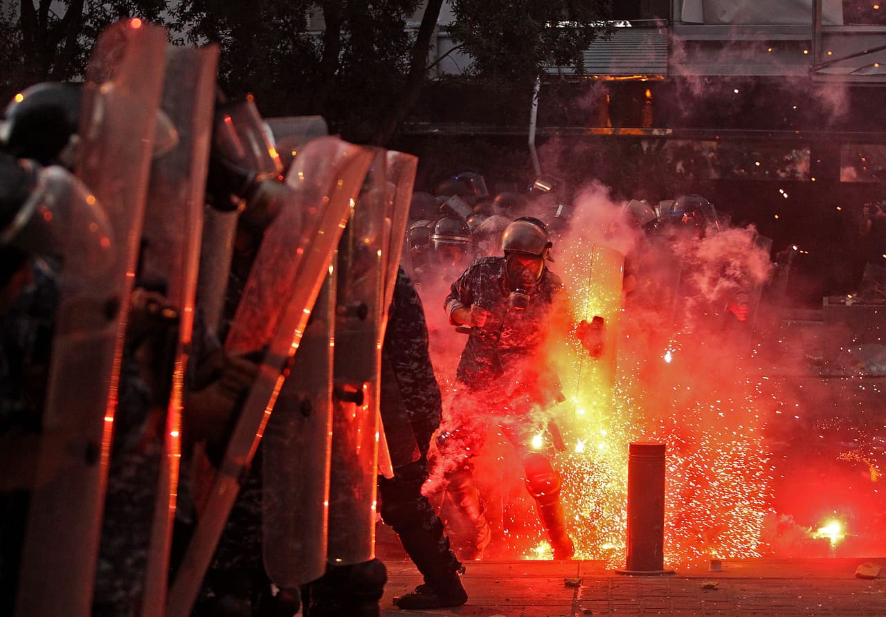 Usar fuegos artificiales durante un motín resultará en tiempo de cárcel.