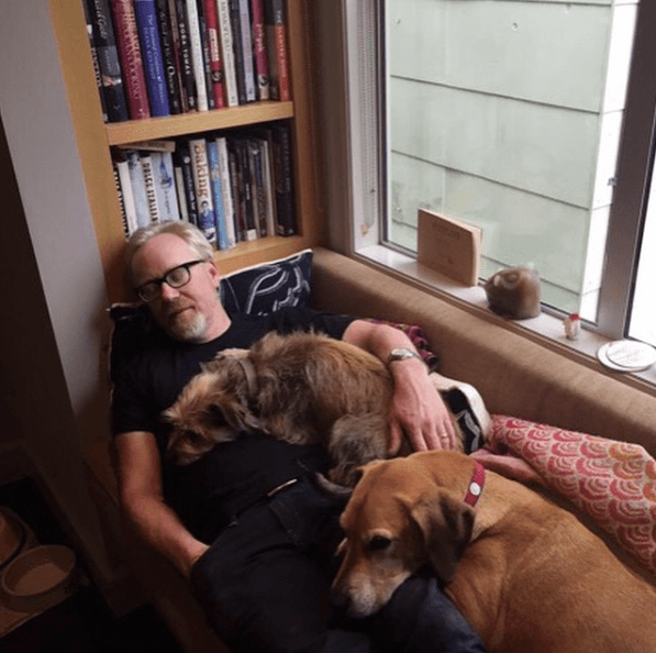 Adam Savage de MythBusters junto a sus mascotas.