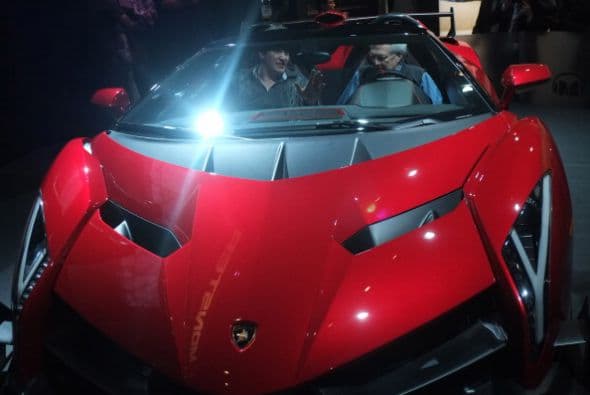 Finalmente, con esa enorme cifra podríamos comprarnos ni más ni menos que 1,125 unidades del Lamborghini Veneno, un vehículo con una potencia de 750 caballos y a bordo del cual se pueden alcanzar los 355 kilómetros por hora.