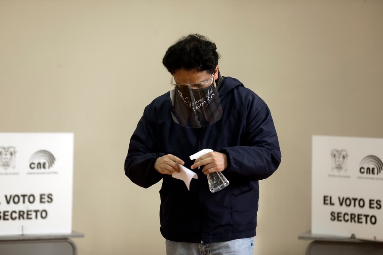 Las autoridades han pedido a los votantes que porten mascarilla y lleven alcohol o gel desinfectante y su propio lapicero. Deden asimismo preservar al menos dos metros de distanciamiento social.