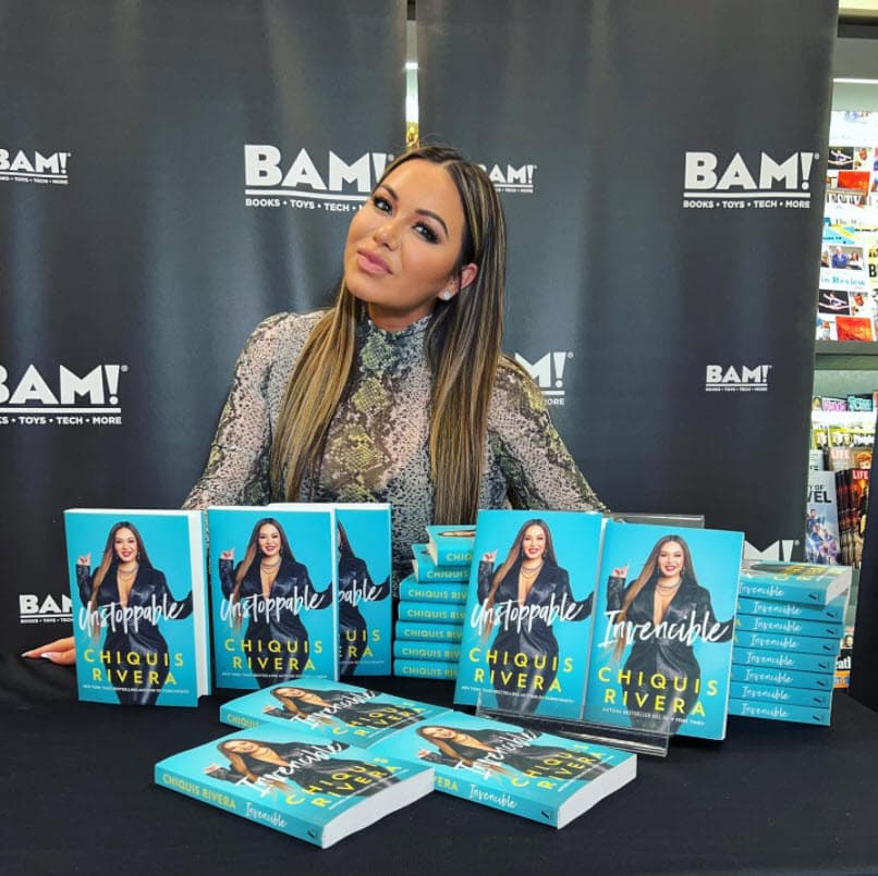 Ahora ha sido criticada por supuestamente 
<b>cobrar</b> para que el público pueda asistir a los lugares en donde la hija de 'La Diva Rivera' publicita su reciente escrito.
<br>