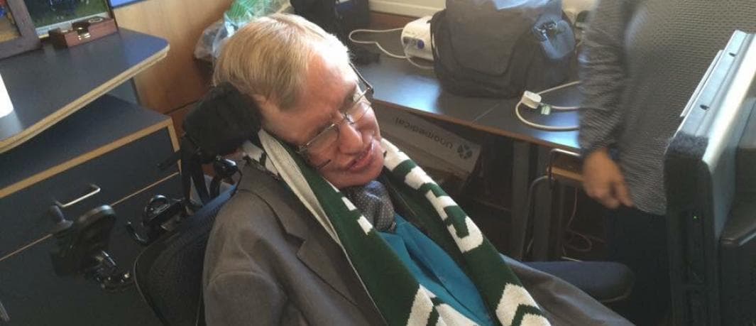 Dr. Hawking usando la bufanda de Timbers