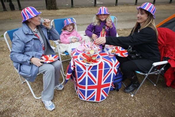 9,500 CALLES- Un gran 'picnic' para celebrar a Isabel II hizo que 9,500 calles en Gales e Inglaterra fueran cerradas a los automóviles.