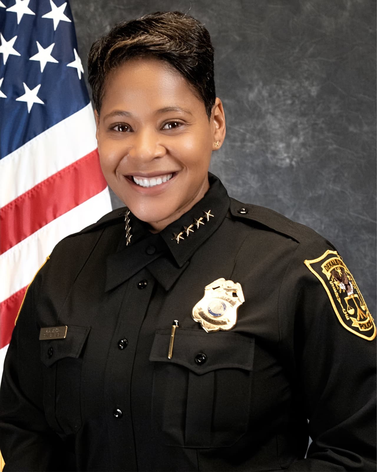 <b>Mirtha V. Ramos</b> 
<br>
<br>Comenzó su carrera policial en 1997 con el Departamento de Policía de Miami-Dade. Se desempeñó en varias asignaciones, incluida la patrulla uniforme, investigaciones, manejo de emergencias, vigilancia comunitaria y administración policial. Ascendió en todos los rangos de la administración pública hasta su nombramiento como Mayor de Policía y, posteriormente, como Jefe de División, a cargo de las funciones de alta responsabilidad del Departamento. El 4 de noviembre de 2019, Ramos fue nombrada Jefa del Departamento de Policía del Condado de DeKalb.
<br>
<br>Tiene una maestría en Psicología del Liderazgo y se graduó de la Academia Nacional del FBI en Quantico, Virginia.