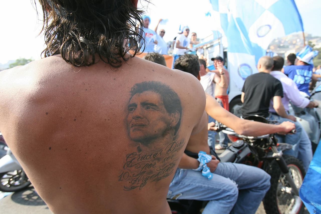 Los hinchas napolitanos llevan en su piel la memoria de Maradona, que sin duda es el máximo referente histórico del club.
