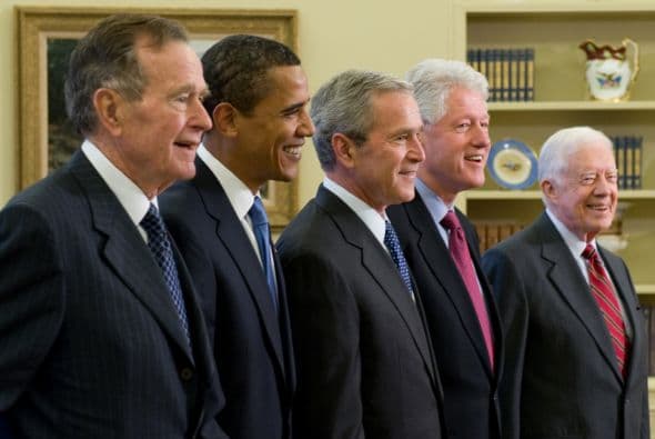 De izquierda a derecha el ex Presidente George H. W. Bush, el Presidente electo Barack Hussein Obama, el Presidente George W. Bush, el ex Presidente Bill Clinton y el ex Presidente Jimmy Carter, que eran los ex presidentes vivos de la república. El Presidente Bush invitó a los ex Presidentes para compartir un almuerzo muy significativo con el Presidente electo Obama.