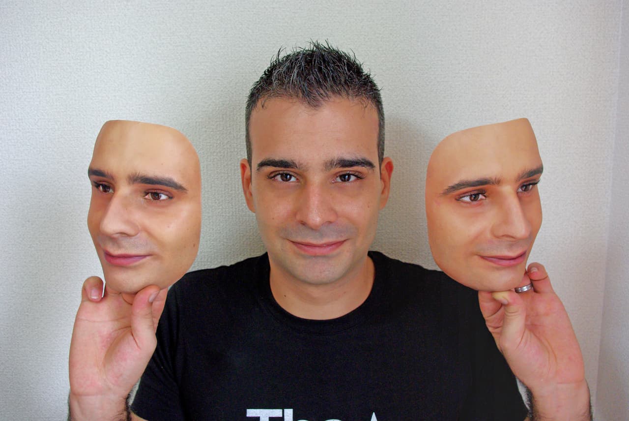 Uno de estos modelos cuesta alrededor de 2,700 dólares y la compañía vende más de 100 máscaras al año. Su clientela incluye fabricantes de automóviles, firmas de entretenimiento, una agencia publicitaria que usa máscaras con rostros de actores en eventos promocionales y desarrolladores de sistemas de reconocimiento facial, que encargan copias de las caras de sus empleados para probar su tecnología, según el diario The Japan Times.