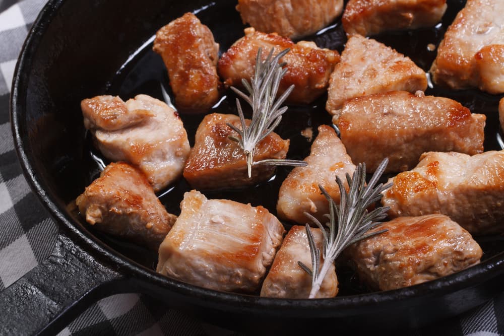 Ahora añade los trozos de la carne de cerdo y mezcla. Debes estar al pendiente para revolver y así se cocine uniforme.