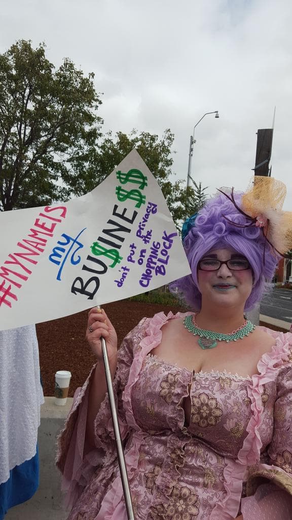 Decenas protestan contra política de “nombres reales” de Facebook