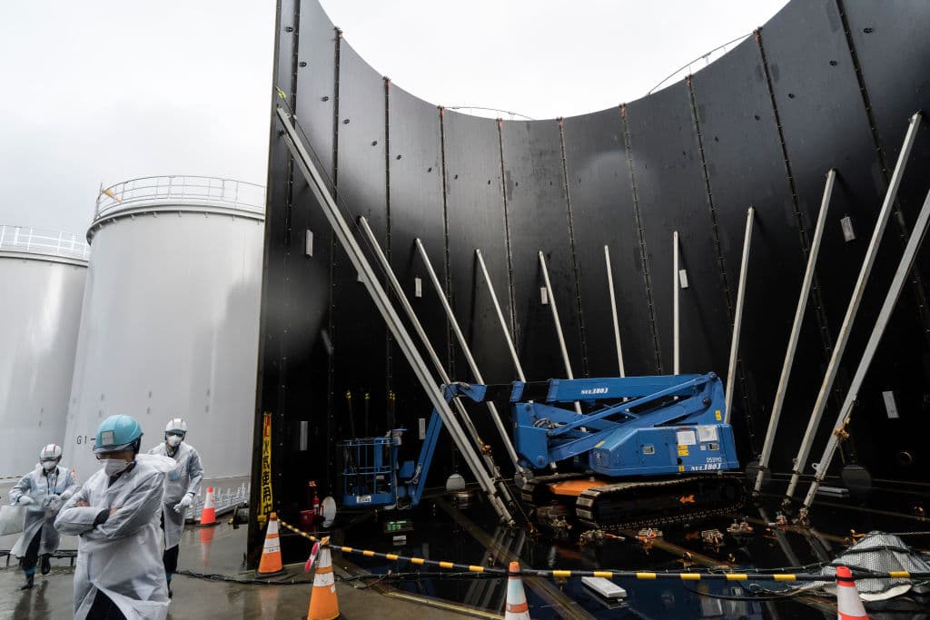 En la imagen se aprecia cómo construyen un tanque a toda velocidad para almacenar esta agua radiactiva.