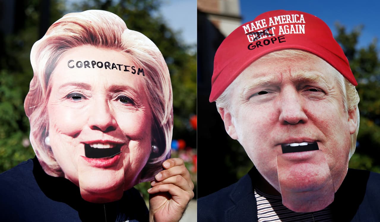 Algunos presentes en la universidad Washington llevan máscaras con las caras de los candidatos. 
<br>