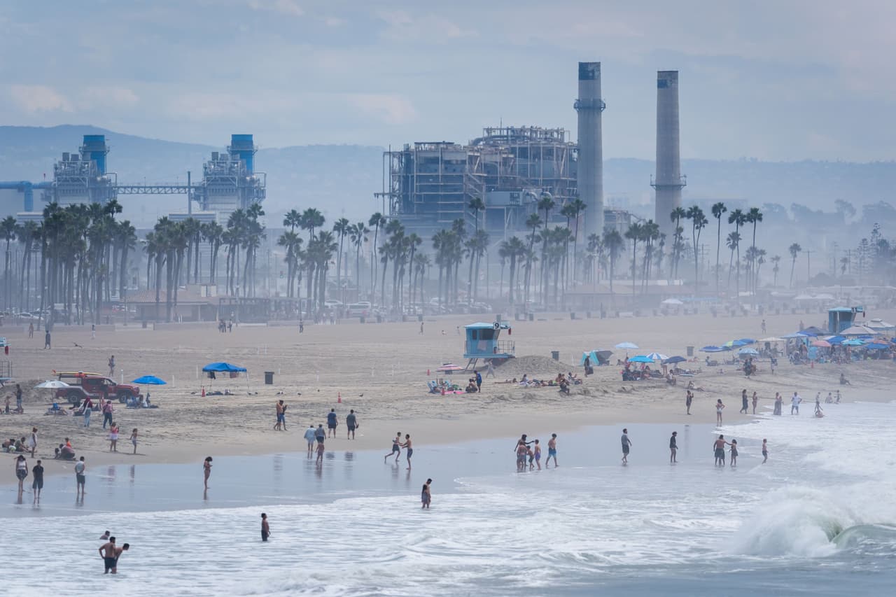 Los efectos también fueron visibles en los alrededores de los principales accesos a las playas, donde el agua y la arena dificultaron el paso y obligaron a extremar precauciones. La combinación de las marejadas con las condiciones de marea permitió que el océano alcanzara lugares que habitualmente permanecen secos, aumentando el riesgo de daños en las áreas cercanas.