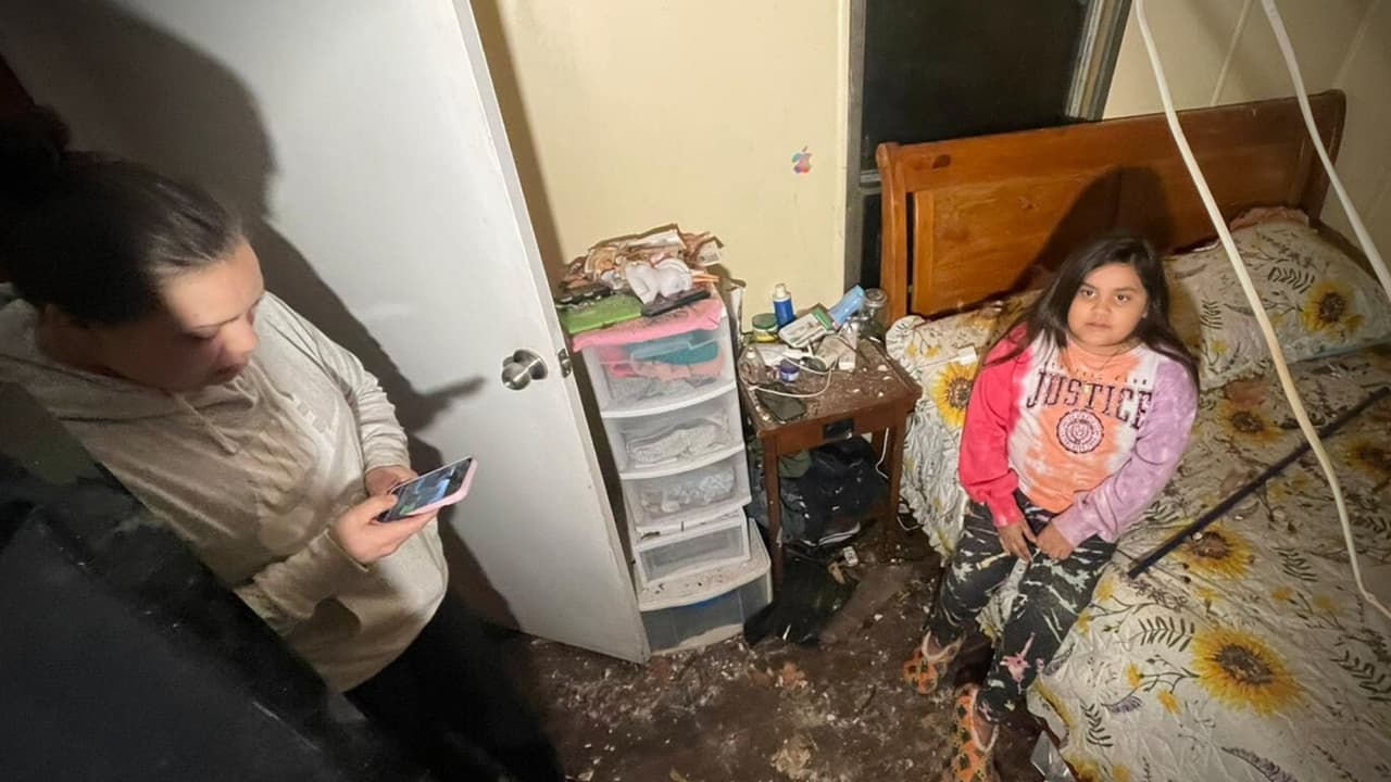 "Tengo mucho miedo, no se dónde voy a dormir”: Niña hispana se salva de morir por tornado que destruyó su casa