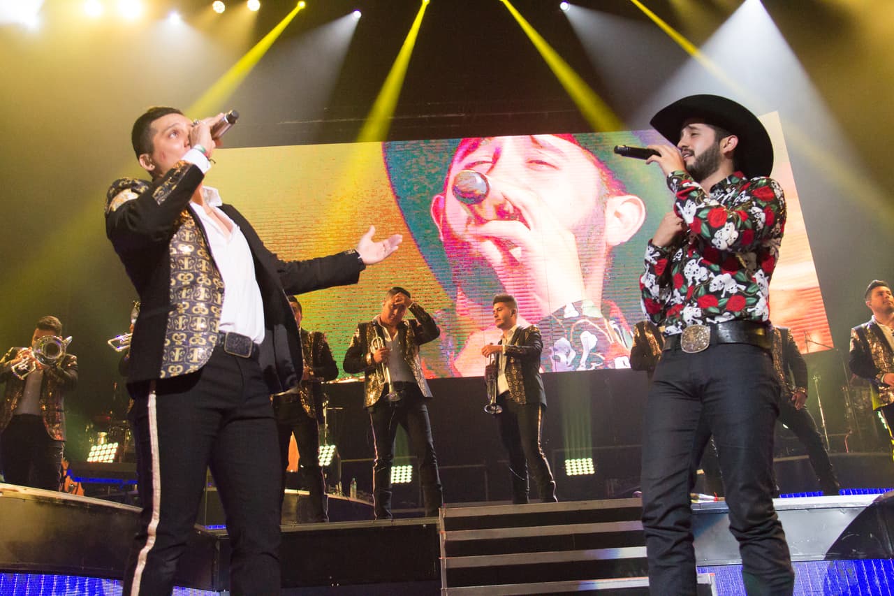 Diego Herrera fue el primero en salir al escenario y 'calentar el ambiente' con sus temas románticos y alegres. Al final, cantó junto al anfitrion Edwin Luna el tema 'Como duele'.