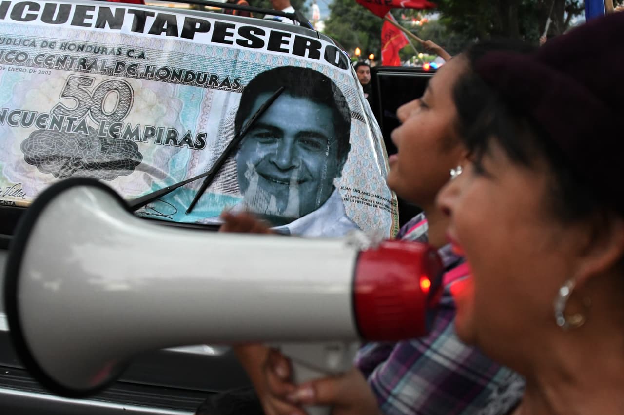 ¿Hernández 'compró' votos al repartir beneficios sociales en Honduras?