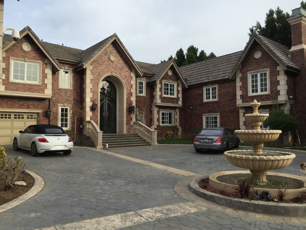 La antigua mansión de Jenni Rivera fue comprada por 4.15 millones de dólares el año pasado por el cantante Nick Lachey y su esposa Vanessa.