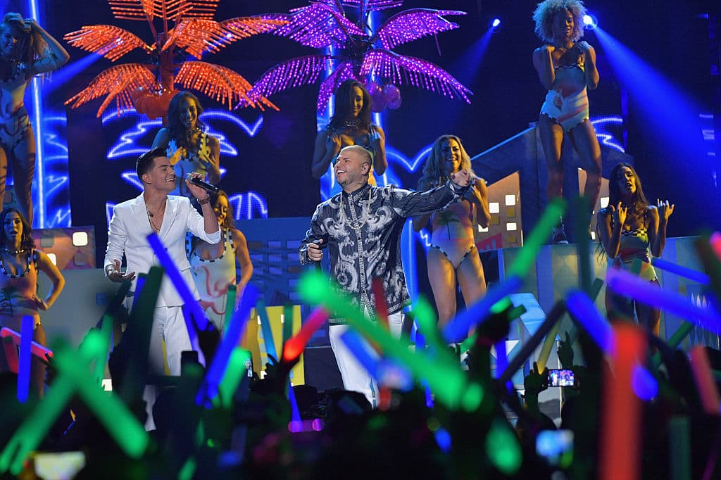 Las palmeras se iluminan y aparece en el escenario el puertorriqueño, Farruko, seguido por el el cantante estadounidense, Luis Coronel, y nos hicieron bailar con la canción "Me voy de Rumba".