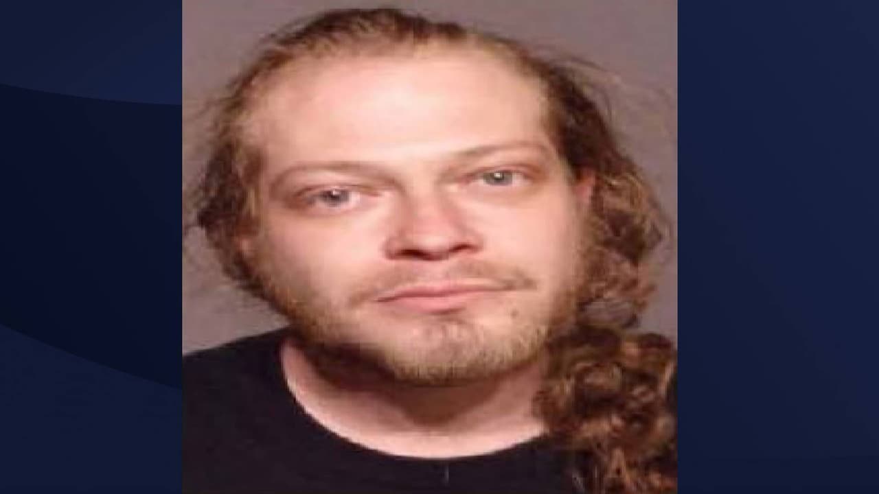 Ryan Richard Jacobs, de 27 años, es acusado de hurto y de traficar con propiedad robada.