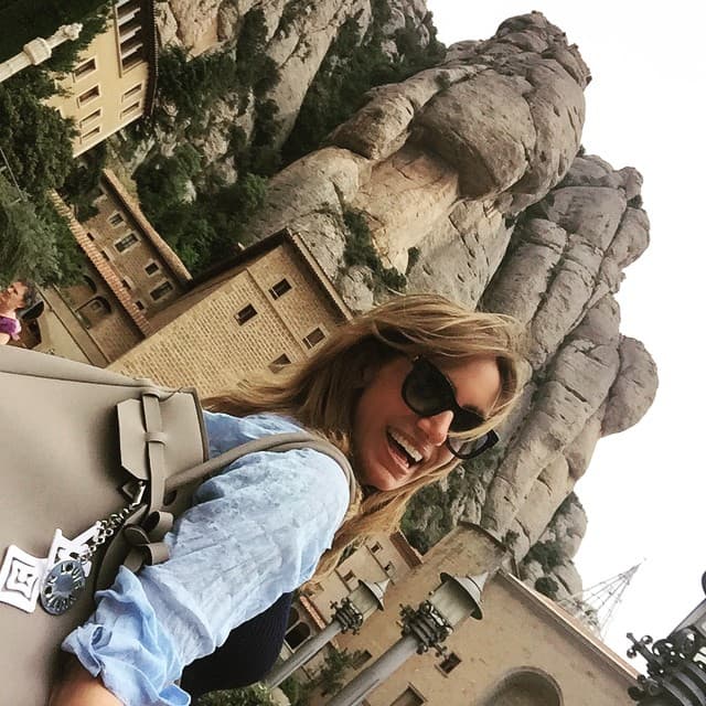 Aquí está afuera de la Basílica de Montserrat.