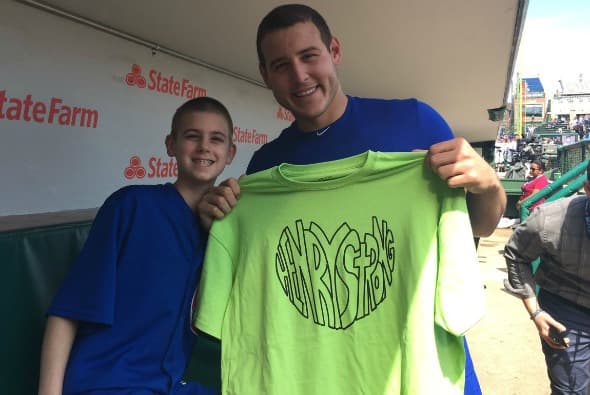 Jugador de los Cubs cumple su promesa con estudiante que fue víctima de violencia