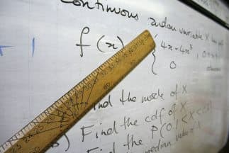 Una profesora de escuela secundaria de California fue acusada de tener una larga relación con un estudiante.