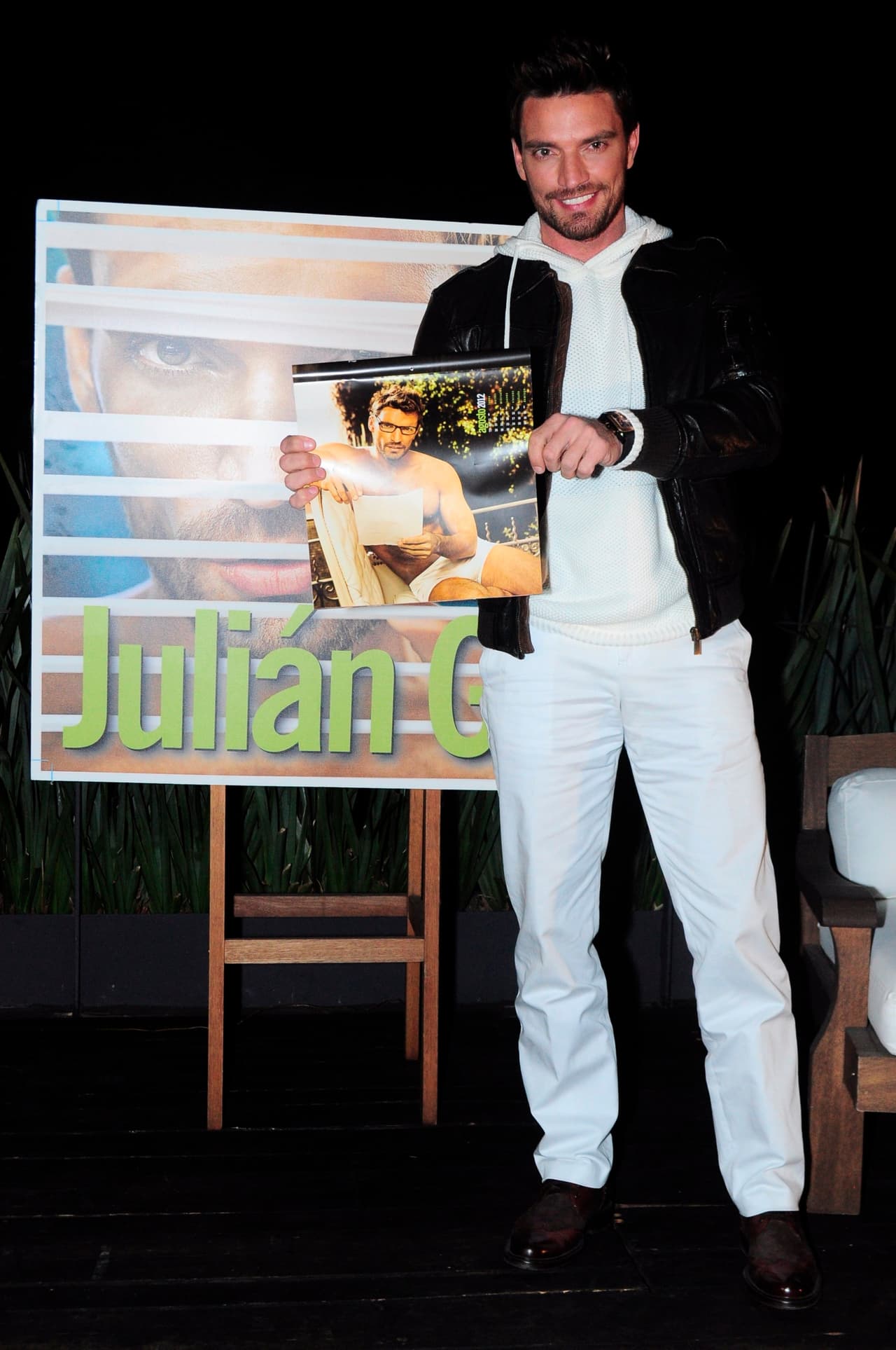 Julián Gil ha realizado calendarios con poca ropa y se siente contento dándole gusto a sus fans.