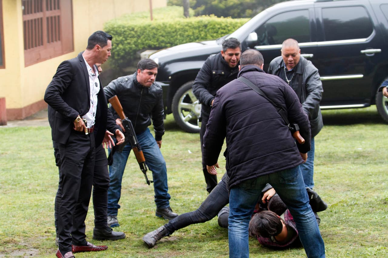 Tras una acalorada discusión, Roberto comenzó una intensa pelea.