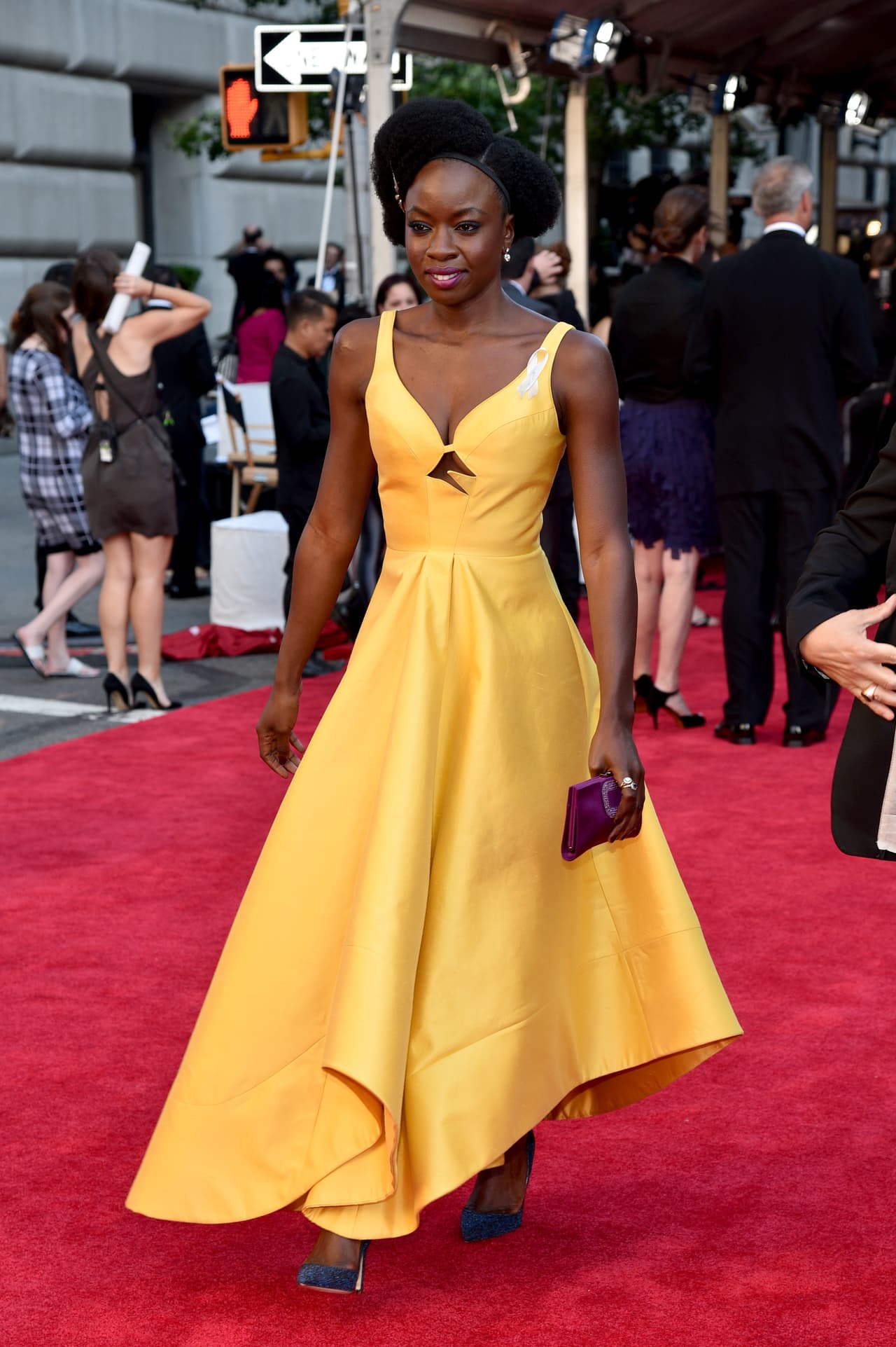 Muchos de los invitados a la gala, como la actriz Danai Gurira hicieron que el accesorio más visible de su vestido fuera un listón plateado que anudaron en el lado izquierda de su vestido como una manera callada de acompañar a las víctimas de la tragedia de Orlando. Gurira, la única mujer nominada en la categoría de Mejor Obra con su pieza Eclipsed, usó un bello vestido amarillo de Rosie Assoulin.