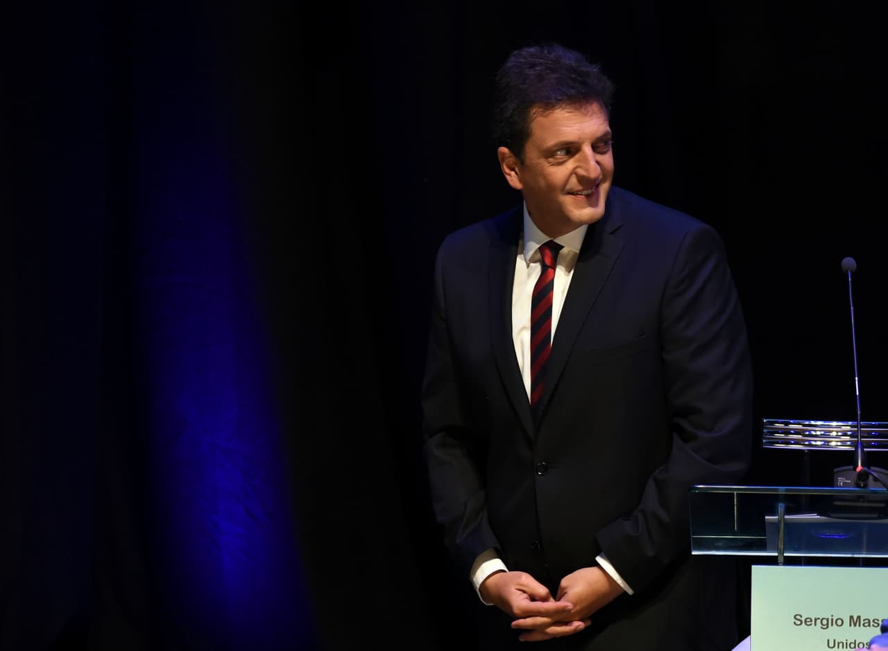 Scioli y Macri se disputan el apoyo de Massa para la segunda vuelta electoral en Argentina