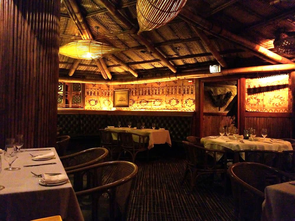 <b>Trader Vic’s</b>
<br>Dirección: 255 Courtland St NE. Atlanta, GA. 30303
<br>Teléfono: (404) 221-6339
<br>Sitio web: 
<a href="https://tradervicsatl.com/">https://tradervicsatl.com/</a> 
<br>
<b><a href="https://www.yelp.com/map/trader-vics-atlanta">Cómo llegar</a></b>
<br>
<br>Ubicado en el corazón del centro de la ciudad en el nivel inferior del Hilton Atlanta se encuentra un paraíso tropical. Aquí hay algunos proyectos que aprovecharon esta sensación única: Anchorman 2, Jacob’s Ladder, The Front Runner y Loki.