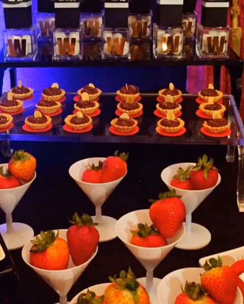 Los invitados pudieron degustar fresas, chocolates y tartas.