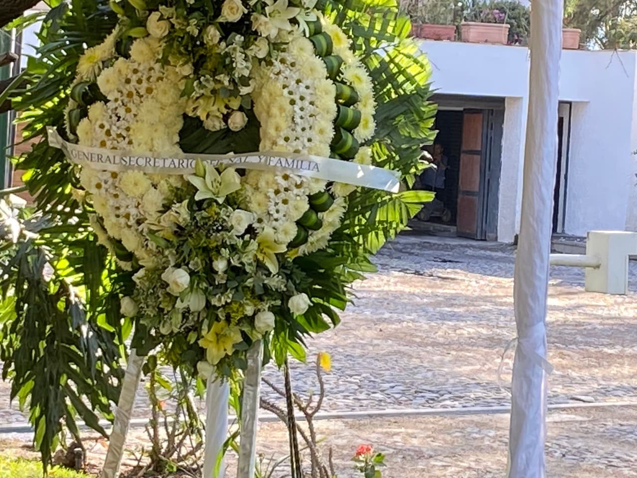 Antes del sepelio, la última voluntad del cantante fue cumplida cuando su hijo Alejandro Fernández interpretó el tema con el que pidió ser enterrado mientras que doña 'Cuquita' agradeció las muestras de cariño y apoyo.