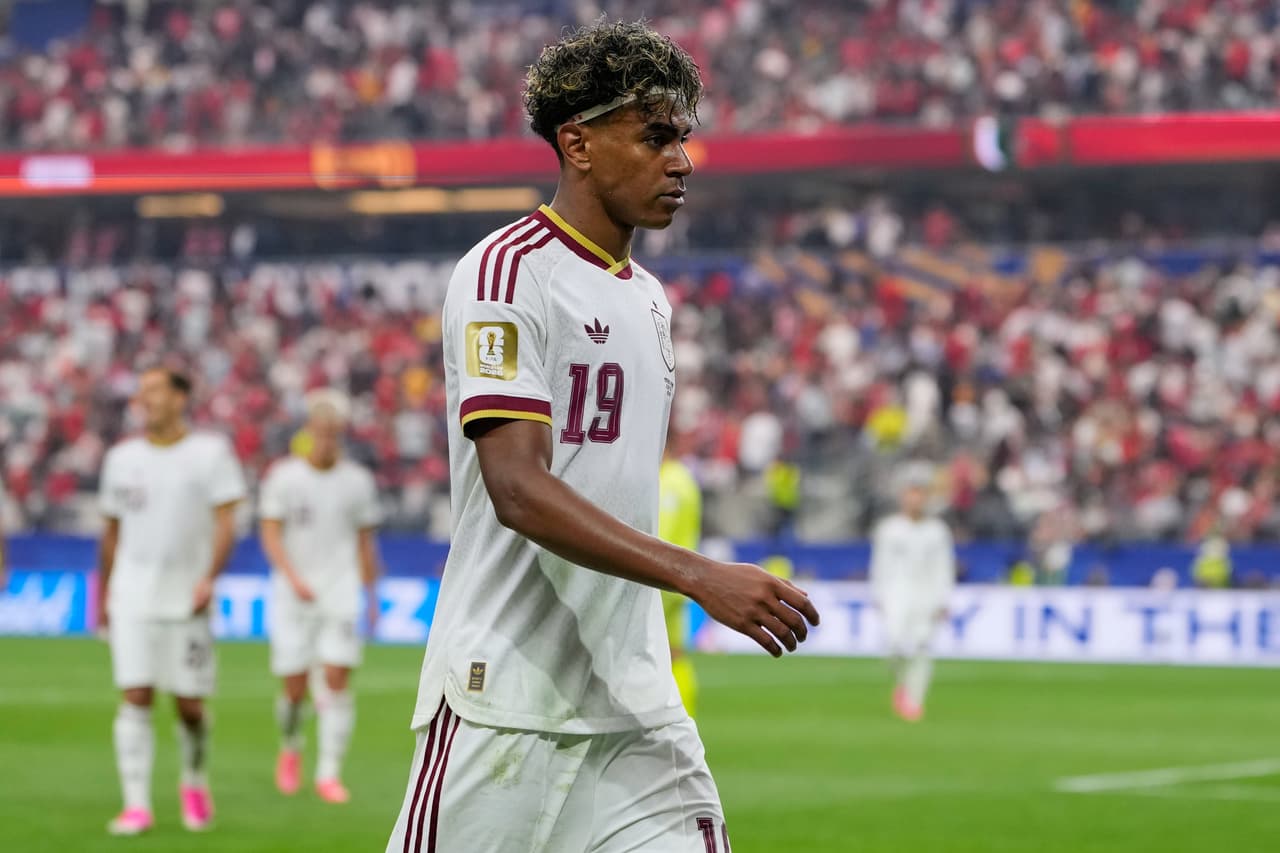 El español Lamine Yamal (19) abandona el campo al descanso durante el partido de octavos de final de la Copa del Mundo entre Portugal y España en Arlington, Texas, cerca de Dallas, el lunes 6 de julio de 2026.