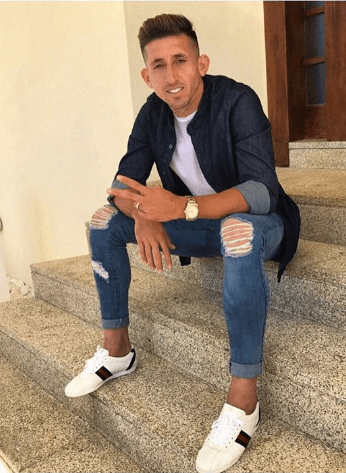 Héctor Miguel Herrera López, juega como medio.