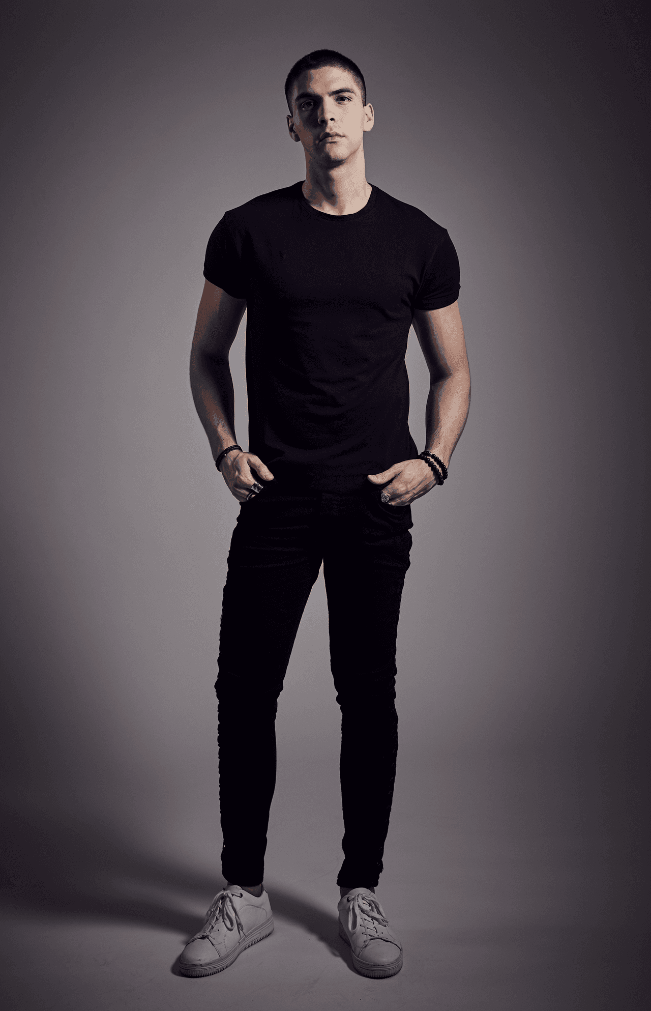 El cantante ecuatoriano 
<b>Johann Vera</b> también será conductor en el programa previo de Premios Juventud, solo que como host de El Break de las 7 PJ's 2020 Edition, el cual será transmitido en el TikTok de Univision este jueves a partir de las 7P/6C.