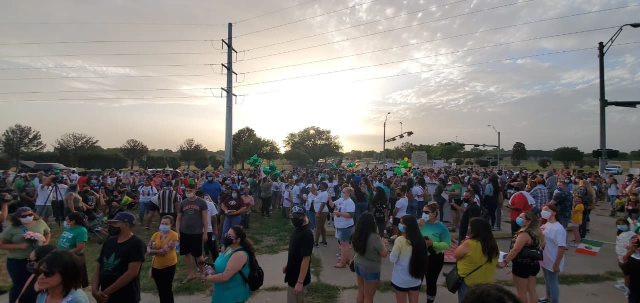 Después de más de dos meses de misterio en torno a la desaparición de la soldado, las autoridades federales finalmente revelaron detalles sobre el caso este jueves.
<br>Dos personas fueron 
<a href="https://www.univision.com/local/houston-kxln/nena-ellos-encontraron-partes-esto-fue-lo-que-un-soldado-y-su-novia-le-hicieron-a-vanessa-guillen">señaladas como sospechosos en su desaparición</a>: Cecily Aguilar, de 22 años, y Aaron Robinson, 
<a href="https://www.univision.com/local/austin-kakw/se-quita-la-vida-una-persona-vinculada-a-una-investigacion-criminal-de-fort-hood">el militar que se suicidó</a> cuando las autoridades intentaron interceptarlo.
<br>