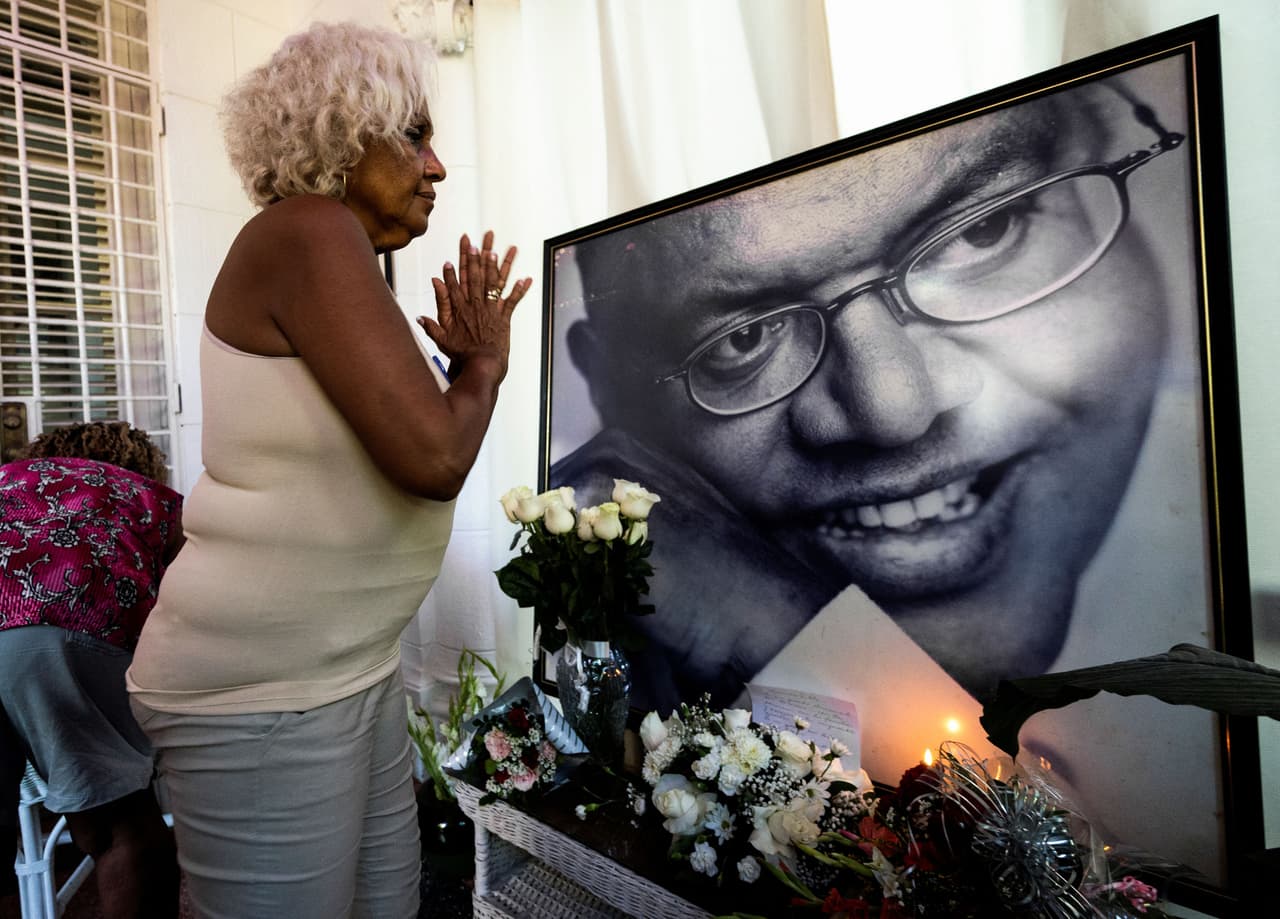 <b><a href="https://www.univision.com/noticias/america-latina/muere-a-los-77-anos-pablo-milanes-cuba">Pablo Milanés, cantautor </a></b>
<br>
<br>Milanés falleció durante la madrugada del 22 de noviembre en España a los 79 años, tras haber estado más de una semana hospitalizado "por una serie de infecciones recurrentes".
<br>
<br>Fundador de la Nueva Trova cubana, junto a Silvio Rodríguez, Milanés fue autor de canciones memorables como 'Yolanda' o 'El breve espacio', tras haber estudiado música en el Conservatorio Municipal de La Habana. Durante su juventud fue arrestado y enviado a un campamento de castigo, por lo que siempre esperó que el gobierno cubano le pidiera perdón. A lo largo de su vida compuso más de 40 díscos y siempre mantuvo una posición crítica hacia el régimen de su país. 
<br>
<br>