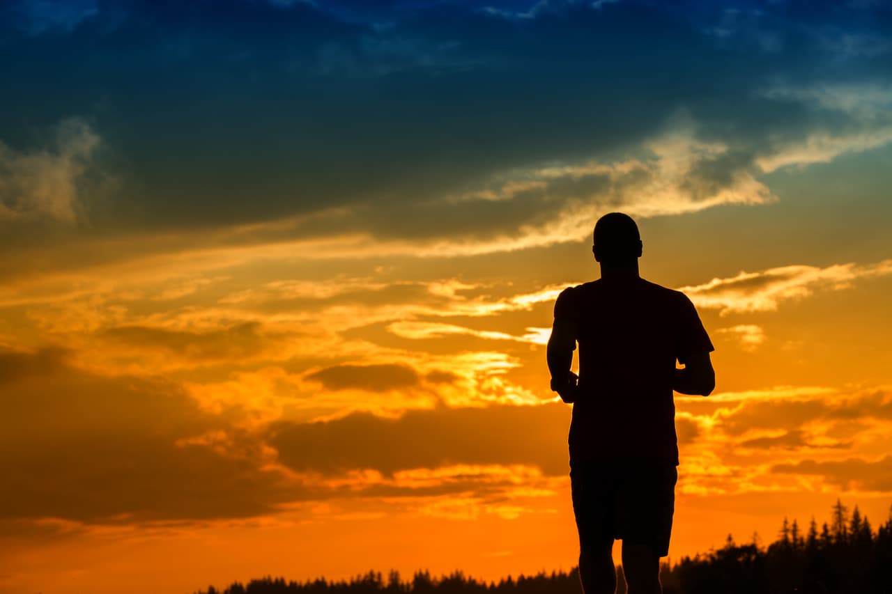 Por cada hora de 
<i>running</i> se añaden siete a la expectativa de vida, 
<a href="https://www.todobien.club/para-vivir-mas-sal-a-correr-una-hora-de-running-puede-1796019644" target="_blank">de acuerdo con un contundente estudio</a> publicado hace unos meses. 
<b>Da igual si se corre a un ritmo bajo o de forma esporádica; </b>las horas que pasemos trotando se sumarán multiplicadas por siete a la esperanza de vida. 
<b>Incluso cinco minutos diarios de carrera se asocian con más años de vida. </b>El riesgo de muerte prematura disminuye un 40% en los corredores habituales.