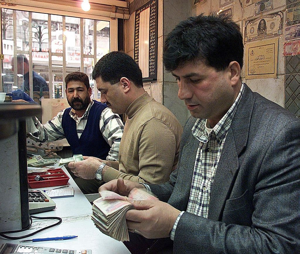 <b>Lugar 4.</b> Dinar jordano
<br>
<br>Es la moneda de curso legal del Reino de Jordania. Se divide en 10 dirhams, 100 qirsh, o bien en 1000 fils. También circula en Cisjordania junto al séquel israelí, dólar estadounidense, y euro. Su fortaleza radica en que está pegado al dólar estadounidense y no tanto por alguna característica de su economía.