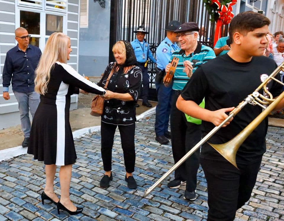 A su regreso a La Fortaleza o sede del Ejecutivo, la gobernadora fue recibida por decenas de personas, entre ellos, el grupo musical Rumba Plena, que interpretó varios cánticos navideños, a los que Vázquez se unió para cantar con estos y abrirles los portones de la mansión ejecutiva.