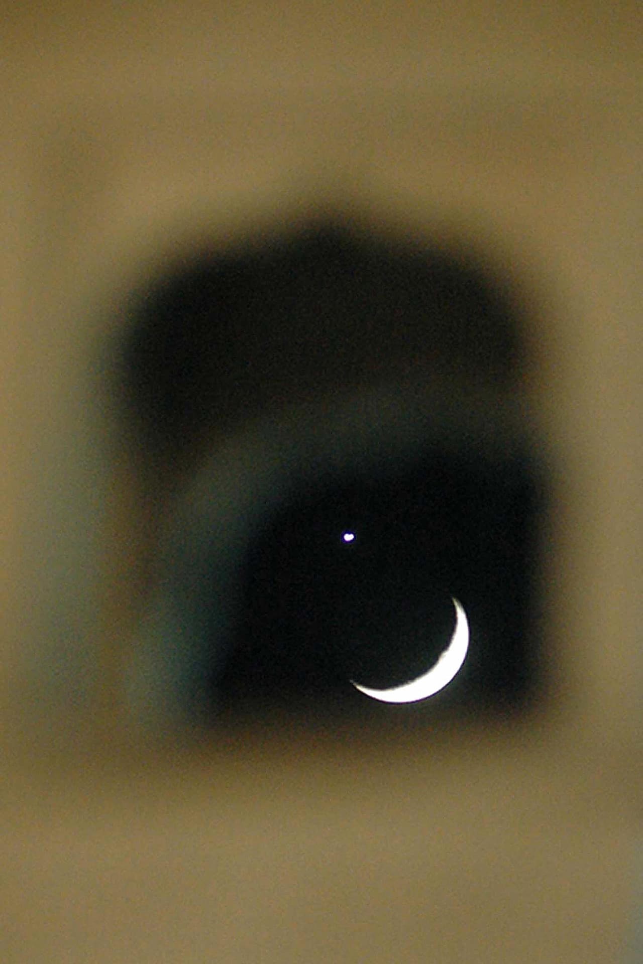 La 'ocultación lunar de Venus' también fue visible en el cielo nocturno desde el Templo Dorado de Amritsar, India, el 18 de junio de 2007, lo que hace que la luna parezca estar muy cerca del planeta más brillante del cielo, Venus.