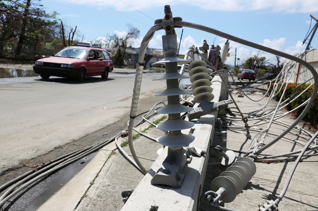 Tendidos eléctricos sin energía continúan en tumbados en las calles del municipio Humacao.