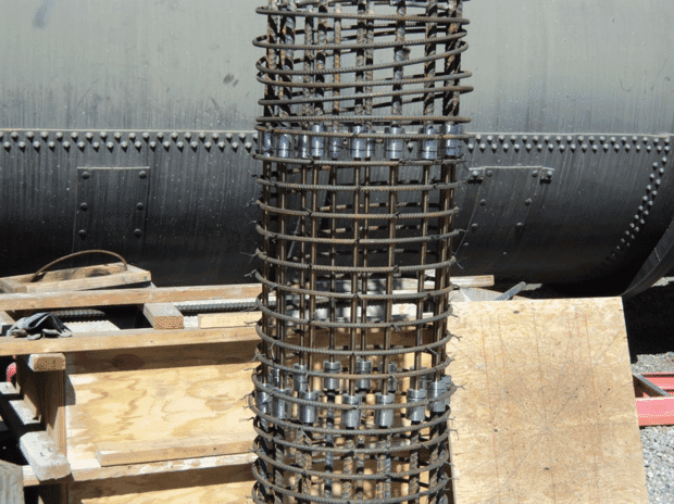 Las varillas verticales lisas en la parte central de esta columna de refuerzo están fabricadas de una aleación metálica que puede volver a su forma original después de doblarse.