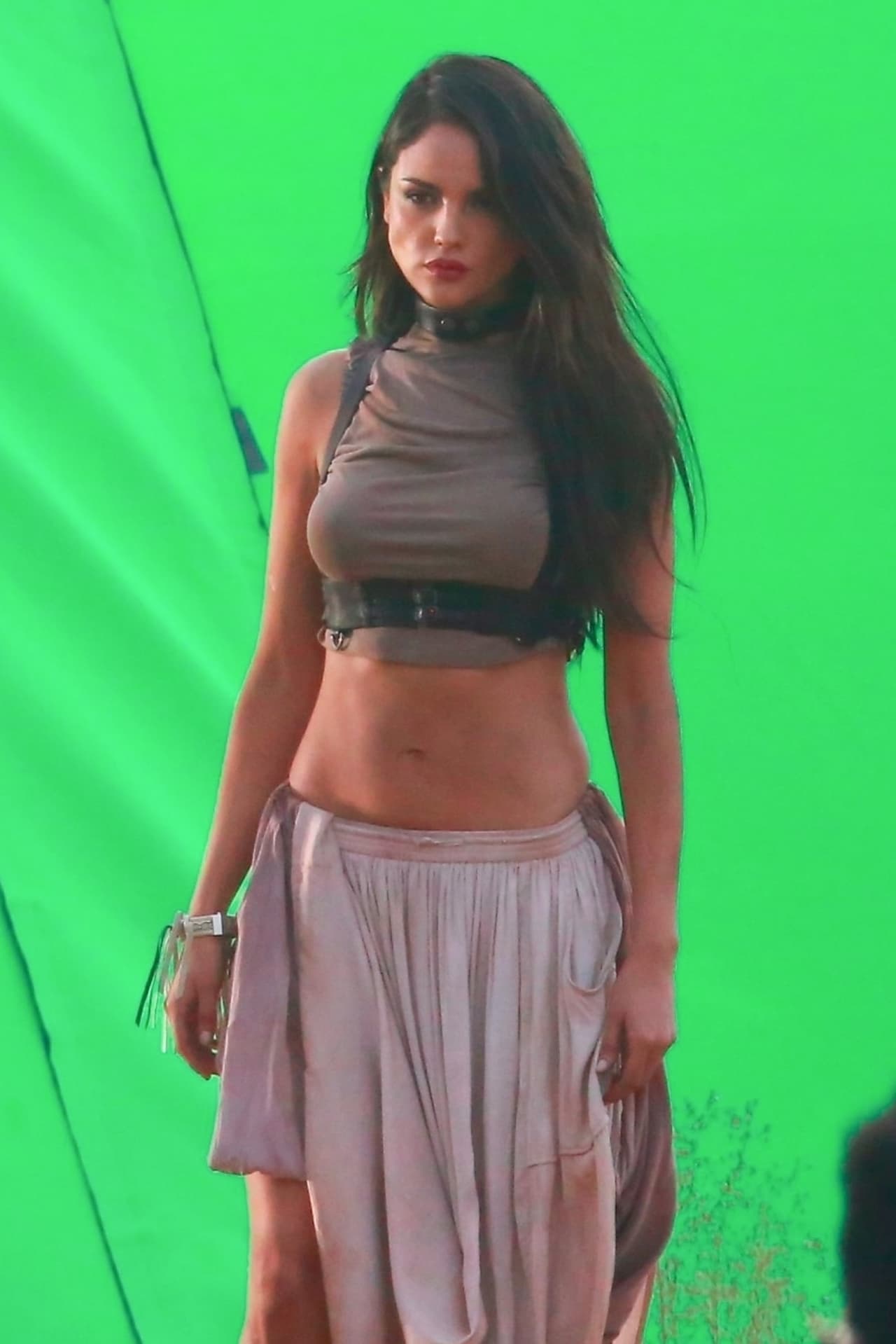 La actriz y cantante mexicana tiene un 'look' muy sensual en el rodaje.