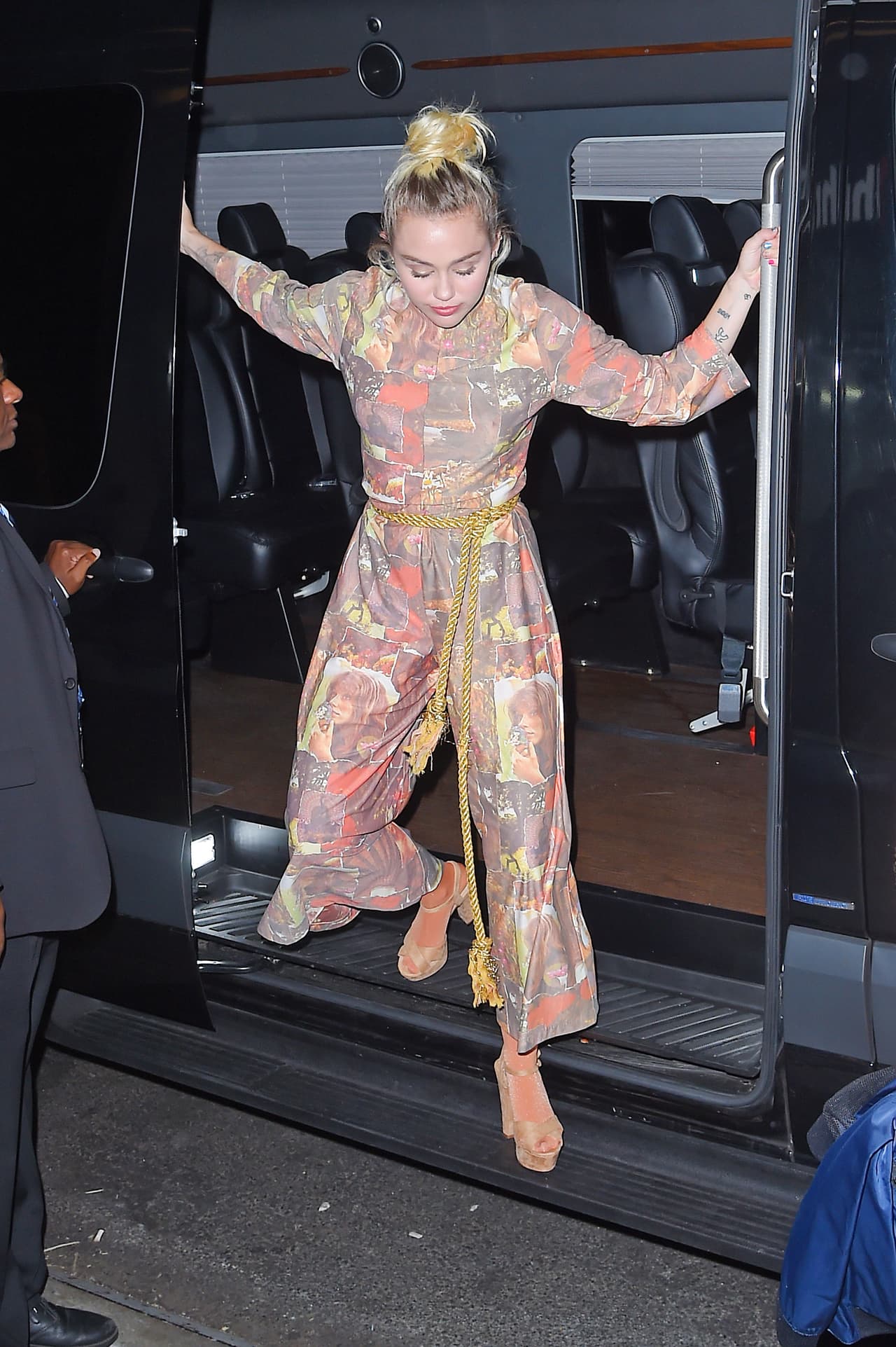 Pero tal vez lo más extraño que llevaba en esta ocasión son las calcetas o medias color naranja, combinadas con sandalias de piel en color natural.