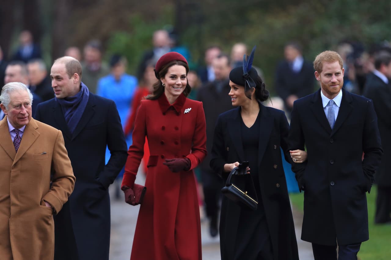 Llamó la atención que
<b><a href="https://www.univision.com/entretenimiento/realeza/kate-middleton-y-meghan-markle-ofrecen-su-mejor-sonrisa-en-el-almuerzo-navideno-en-buckingham-fotos"> Meghan Markle y Kate Middleton </a></b>se mostraran muy animadas e incluso que bromearan entre ellas y rieran.