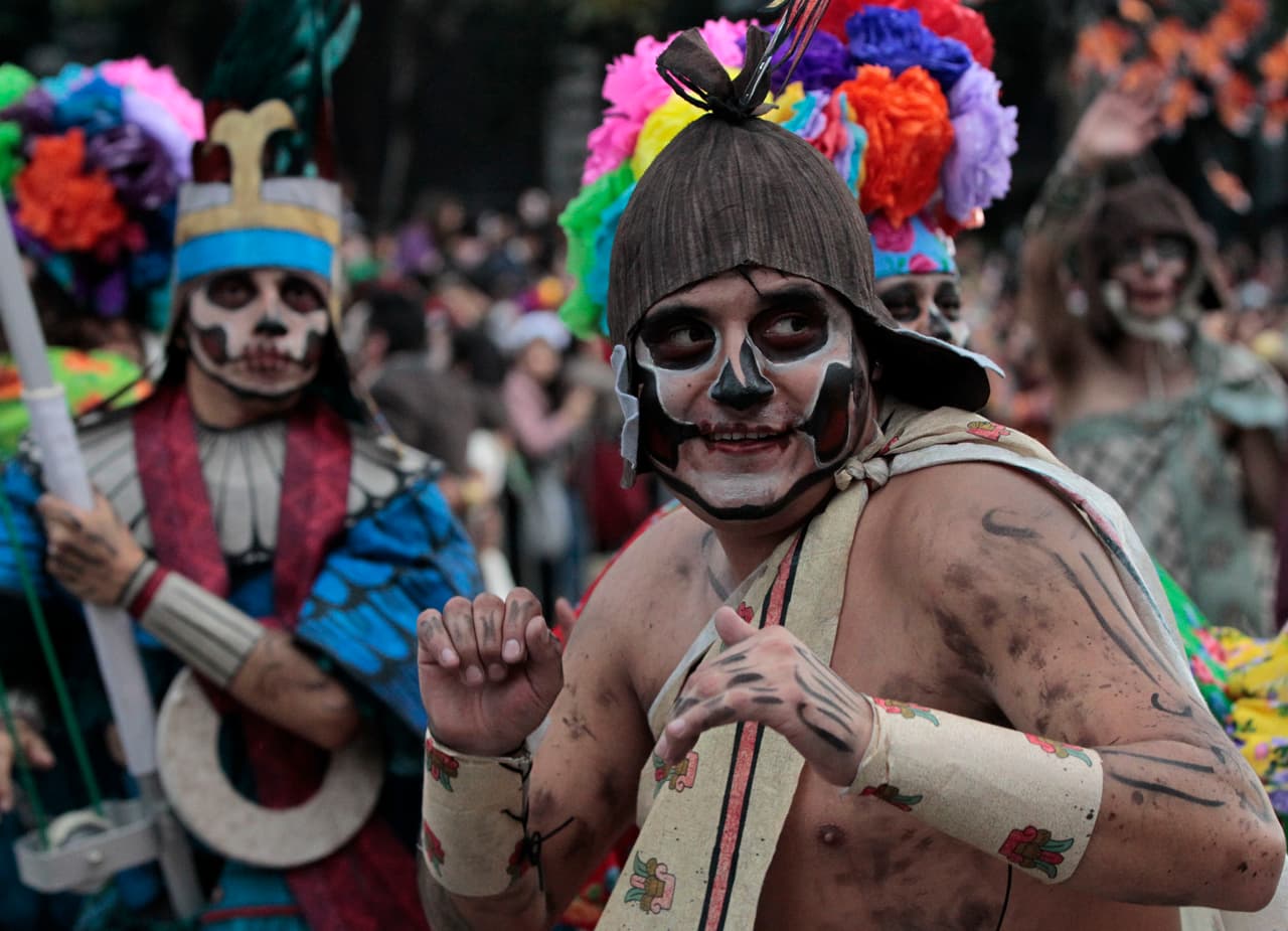 Durante casi tres horas, las personas disfrazadas y figuras recorrieron la avenida Paseo de la Reforma hasta llegar al Zócalo de la Ciudad de México.