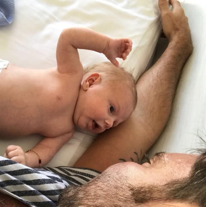 Mostró con algunos fans estos momentos familiares: "Mi príncipe Matías en íntima charla con papá, te amamos, Dios te bendiga"