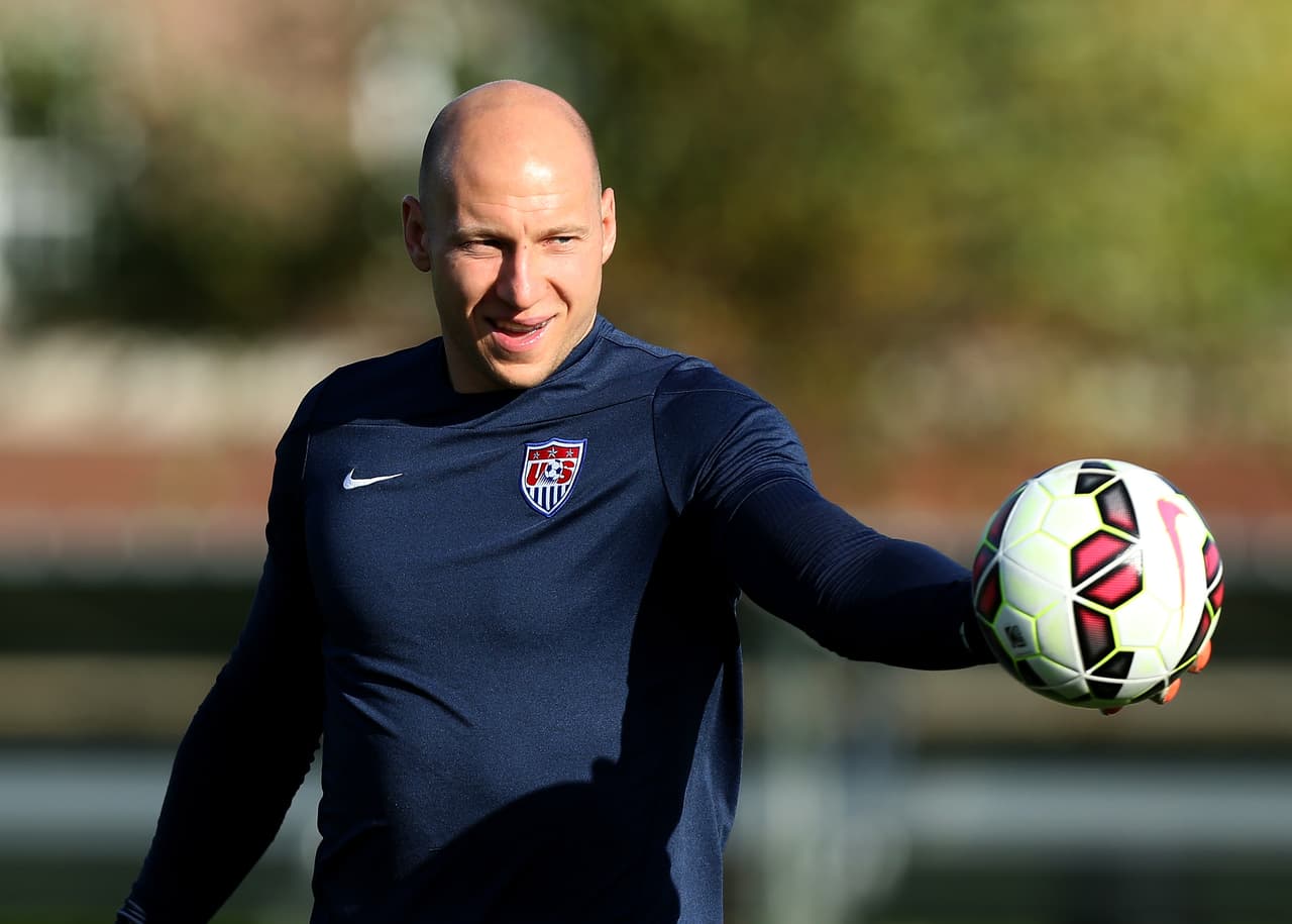 Brad Guzan. Posición: Portero. Edad: 31 años. Club: Aston Villa (Premier League). Veces seleccionado: 33. Descripción: Portero de excelente nivel con deseos de quedarse con la titularidad, se hizo cargo de buena forma del arco mientras Howard se tomó un periodo de receso con las barras y las estrellas. Grandes reacciones a corta y larga distancia.