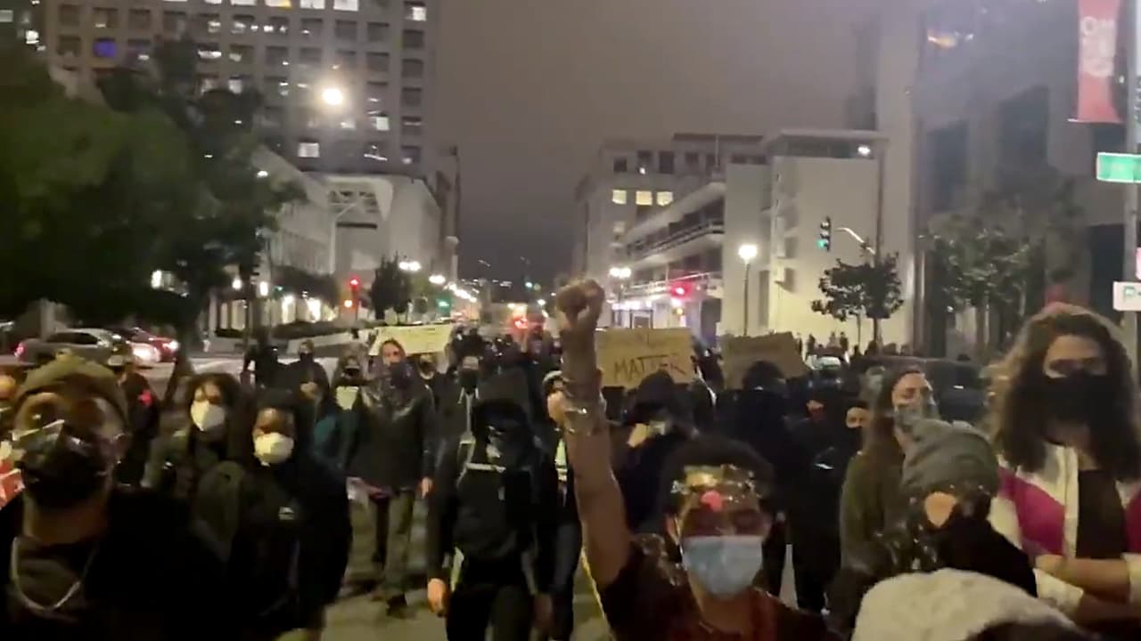 Las protestas contra la brutalidad policíaca reviven en las calles de Oakland y dejan varios arrestos